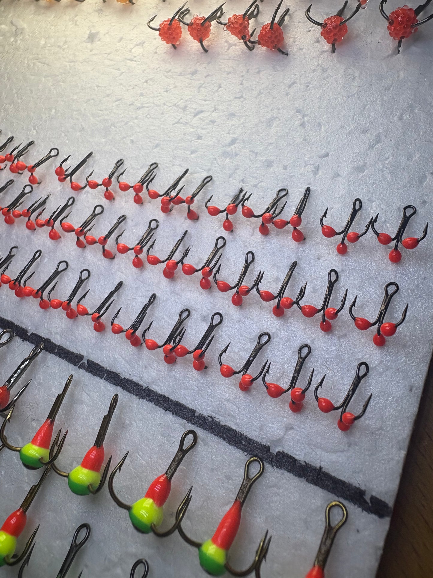 Trīsžubura āķis ar trīs ikru bumbiņām #16