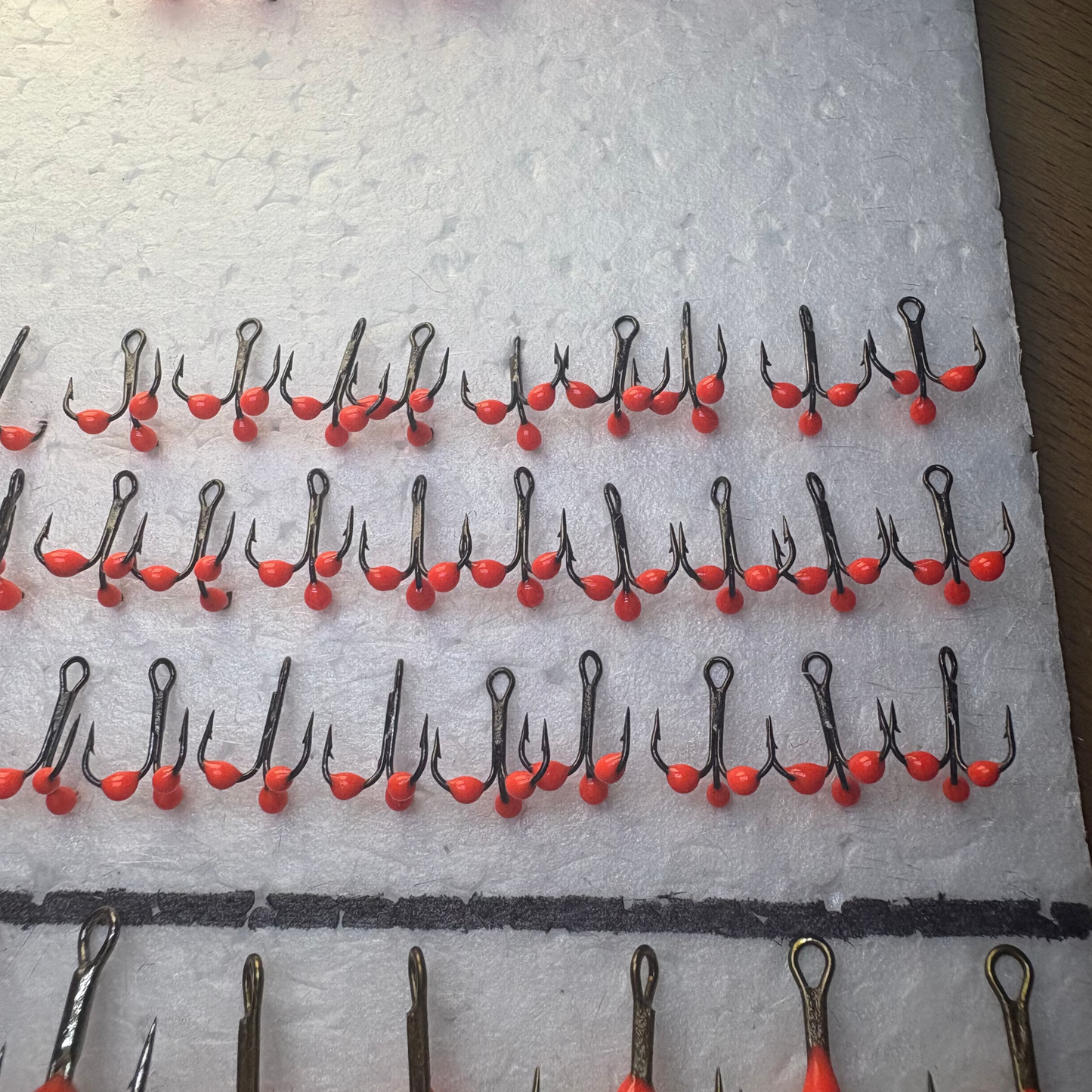 Trīsžubura āķis ar trīs ikru bumbiņām #16