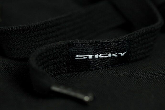 Pusa Sticky Black Pullover kapuutsiga