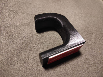 Seinale kinnitatavad varraste hoidikud