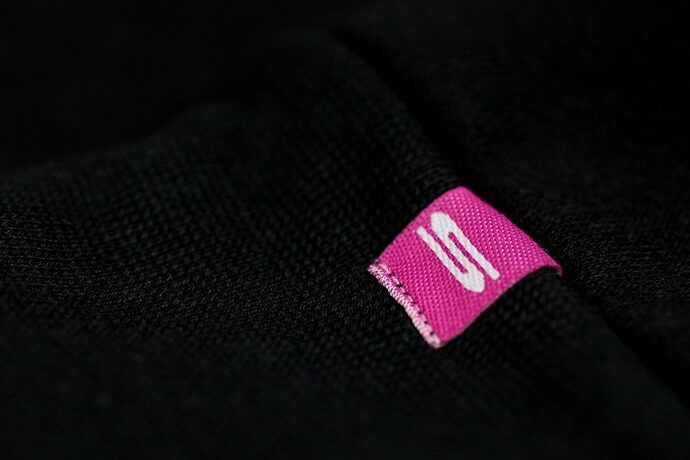 Pusa Sticky Black Pullover kapuutsiga