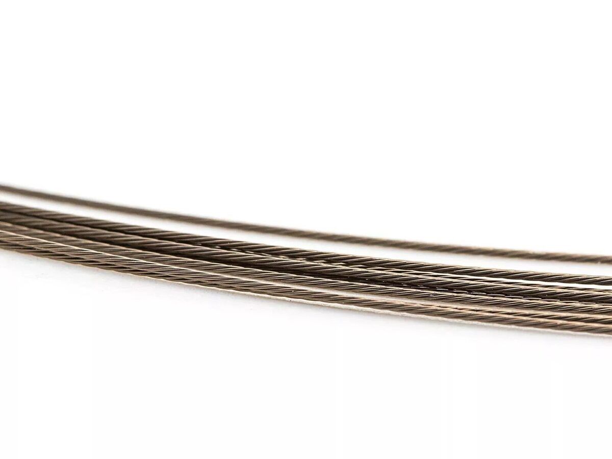 Toetav materjal: Knot 2 Kinky seitsmeharuline nikkel-titaanist nöör, 3 m